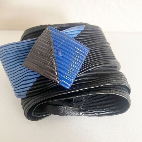 Accessories - Vintage 80’s belt in black leather with blue detail.